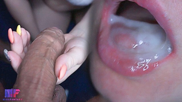 Слюнявый минет крупным планом отличницы очках