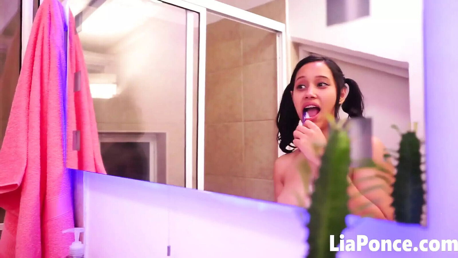 Hardcore Latina teen Ponce takes shower after