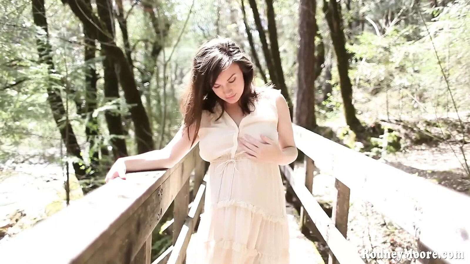 Very pregnant Paris Lincoln masturbates outside