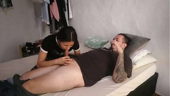 hermosa chica aburrida juega traga polla entera