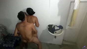 EL CACHONDO DEL VECINO SE FOLLA A SU SOBRINA EN EL PATIO DE SU CASA Y PENSARON QUE NADIE LOS ESTABA VIENDO