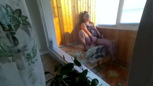 увидел мастурбировала балконе трахнул меня