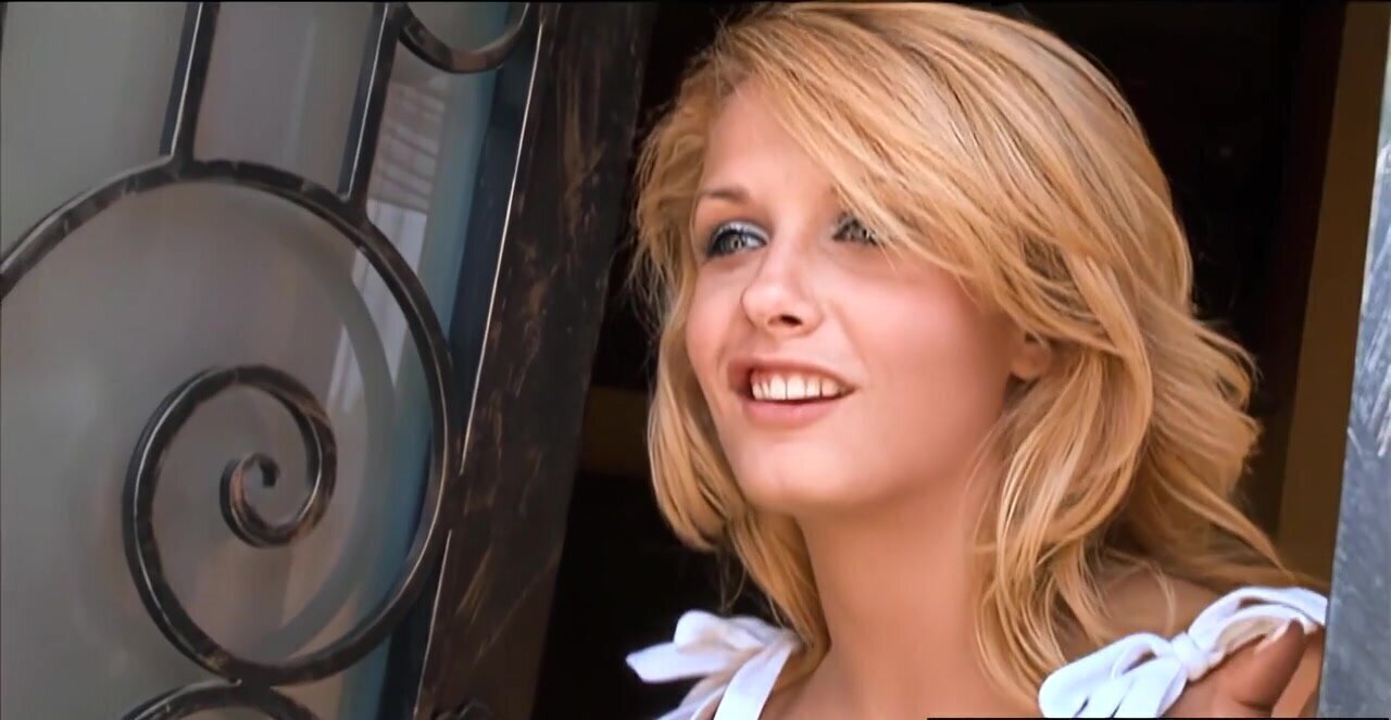 Daphne Flor Skinny Pussy Smashed