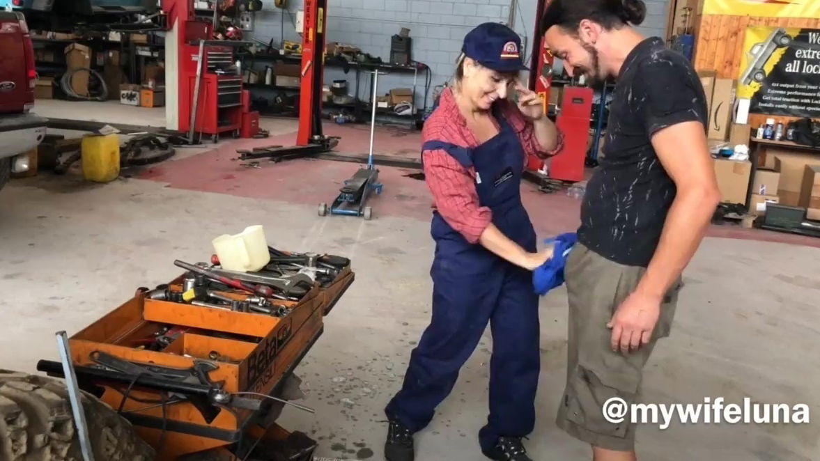Mature mechanic lady prefers instead paying work.