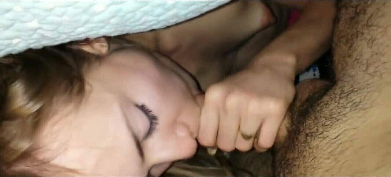 Elle leche et suce sous la couette