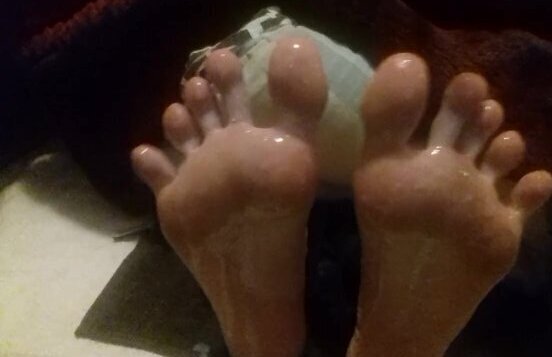 Playing with huge cumshot feet soles feet