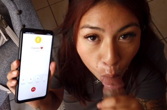 chupa mientras habla esposo teléfono