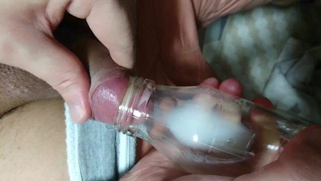 【個人撮影】かわいいおちんちんをシコシコして牛乳ビンにおちんぽミルクたっぷり注入！ オナニー