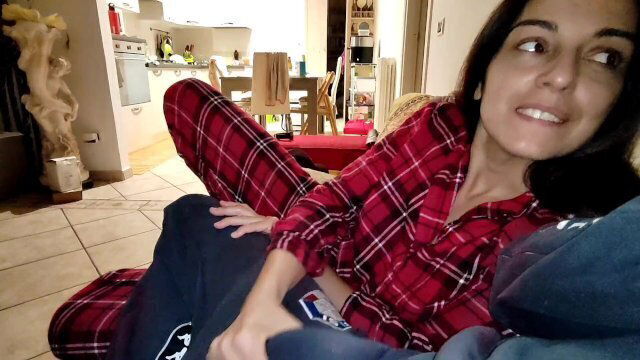 Moglie pigiama scopa Amico silenzio mentre marito camera