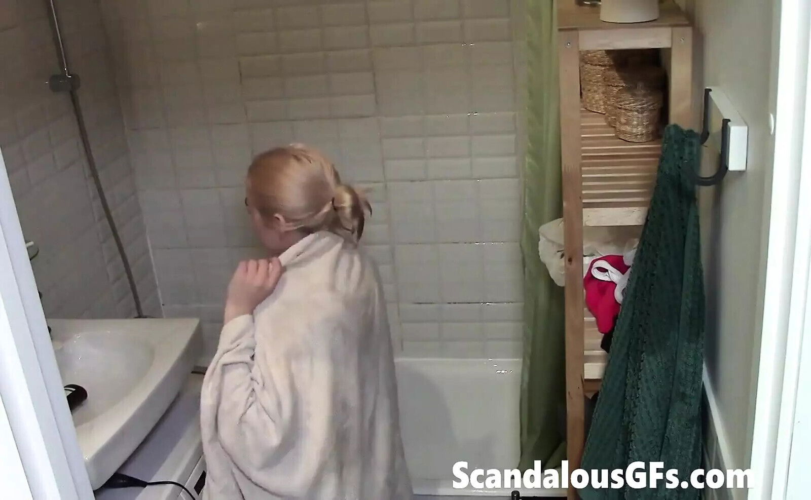 naked exgirlfriend bathing bathtub