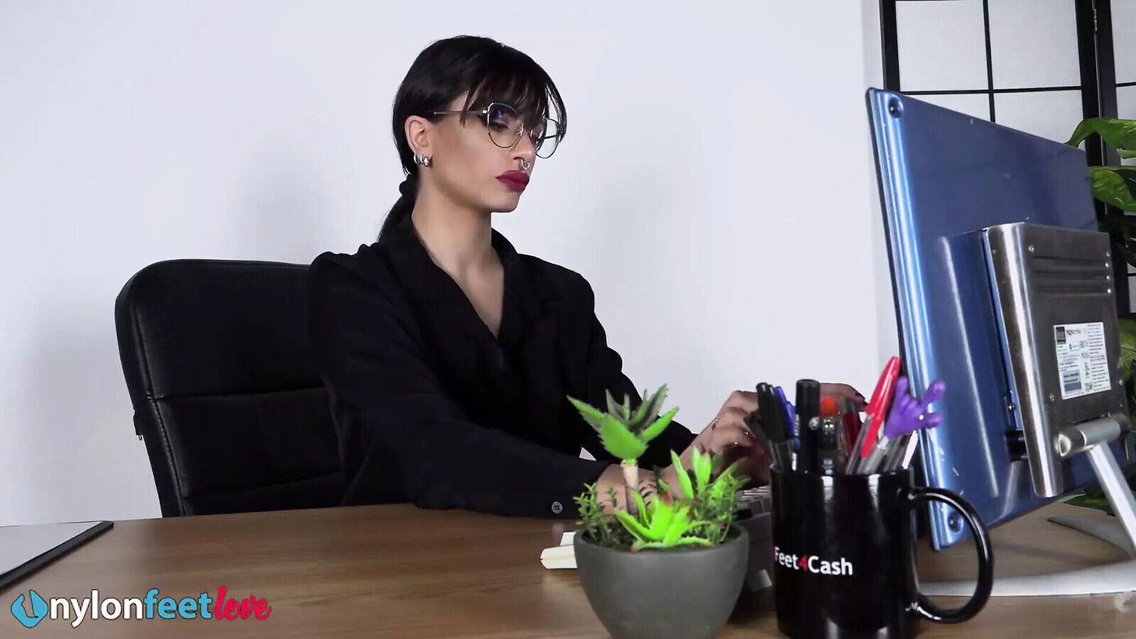 Super attractive secretary Lara adores showing beautiful toes feet desk