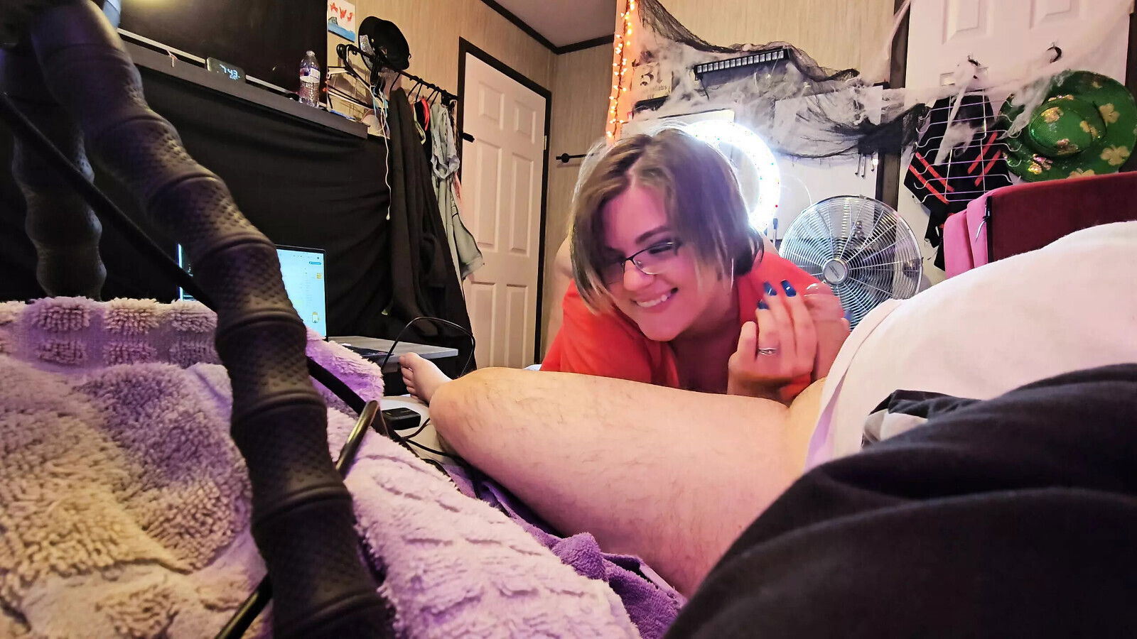 Feeds till cumms down throat