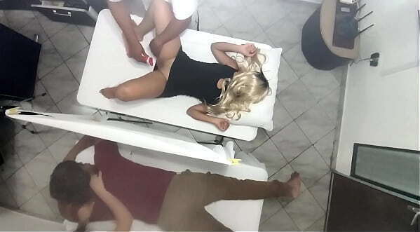 Masaje Erotico Cuerpo Hermosa Esposa Lado Marido Salon Masajes Pareja Quedo Grabado Como Esposa Manipulada Medico Luego Follada lado Marido