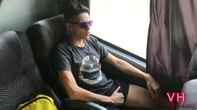 RAPAZ INTERIOR MOSTRANDO ROLA DENTRO BANHEIRO ÔNIBUS MOVIMENTO