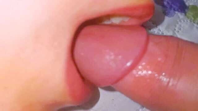 Mujer joven lo mama lo chupa y lame el semen