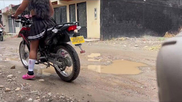 vecina provocandome falda panty