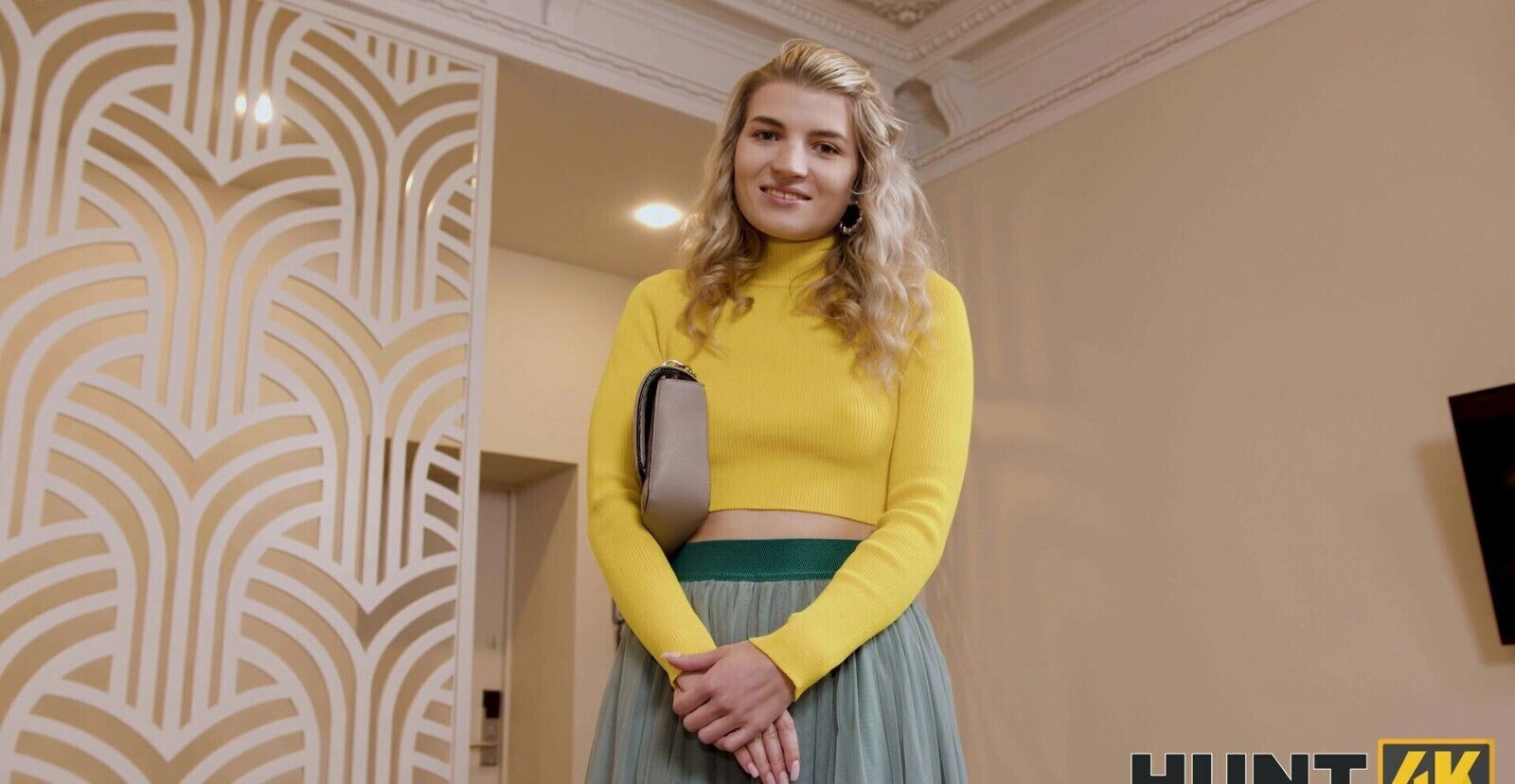 Smooth fucking sofa makes Monroe moan cuckold