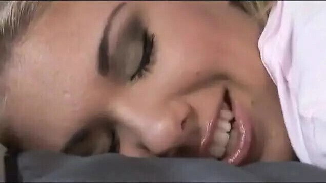 Sexy teen slut sucks gets pussy fucked