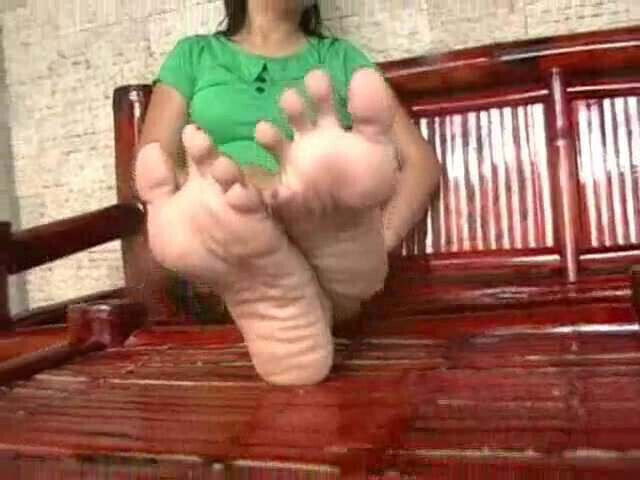 kristen flexing toes 