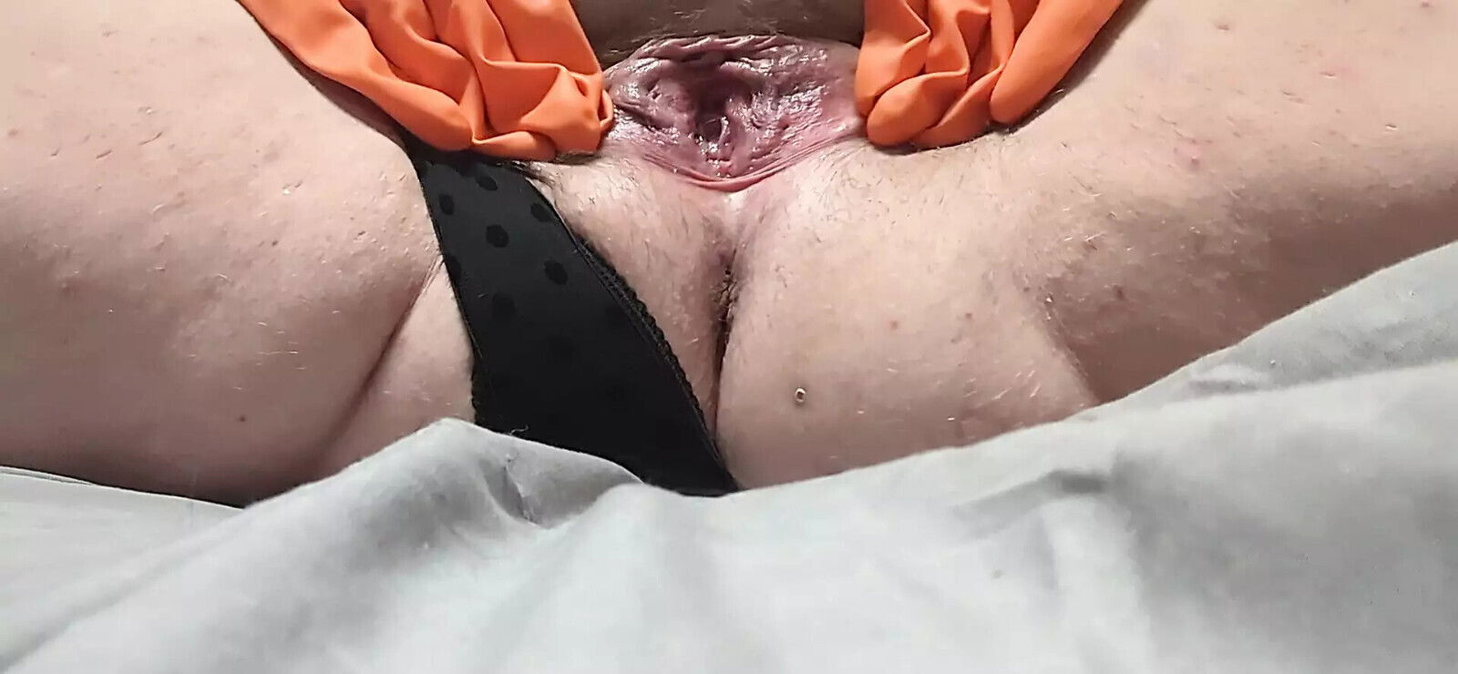 CLOSEUP GBLNMMMY FINGERS HAIRY PUSSY LATEX GLOVES