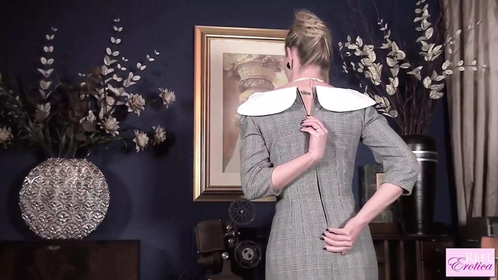 Busty British MILF Cougar Holly Kiss Enjoys Filty Office Wank Nylons