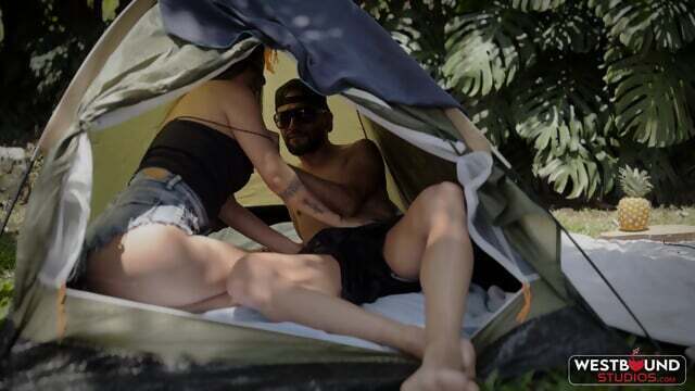 Annie Marin disfruta campamento aire libre Dani Phillip