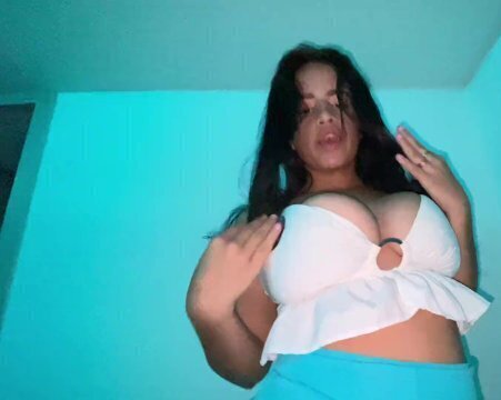 VENEZUELAN GIRL SUPERMARKET THEN GOES FRIEND'S APARTMENT VERY DANCE