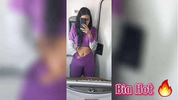 Morena safada tesao bate siririca banheiro onibus