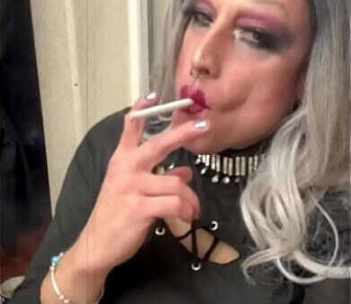 Sexy beautiful American, smoking fetish goddess Marilyn Loversmoke
