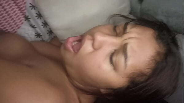 Morena colombiana descansando novio entra interrumpir descanso