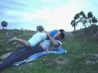 PAREJITA EN EL CAMPO