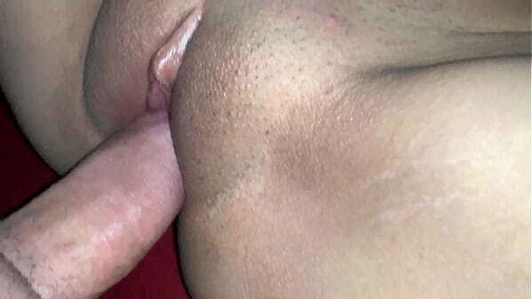 Follando chica Colombiana a&ntilde_os mientras estaba acostada CREAMPIE