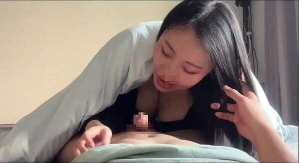 【主観映像】激エロ彼女が布団の中でねっとりフェラ！エッチな起こし方に大興奮で大量ザーメン　亀頭責め　フェラ抜き　ハメ撮り　セックス　手コキ　巨乳　素人　カップル　投稿　個人撮影　日本人　えむゆみ