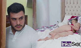 Joven mexicano esp&iacute_a empleada hogar rusa mientras esposa trabajar