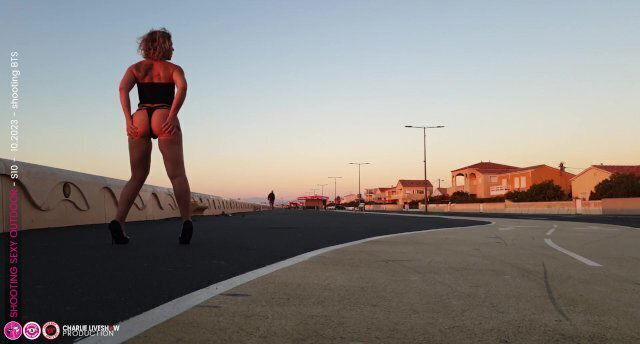 Shooting photo d'une milf sexy qui rentre de soirée