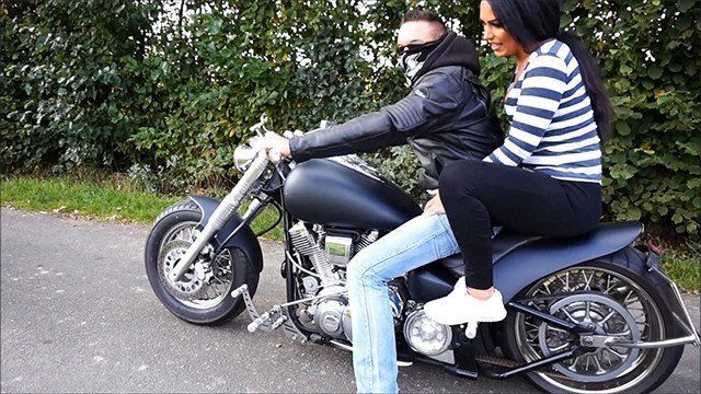 Deutsches Mädchen wird Motorradfahrer gefickt bekommt Creampie