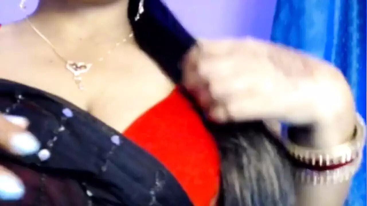 Girl Opens Cloth Impresses with Boobs