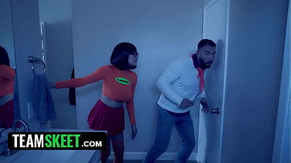 Jinkies! Velma &amp_ Fred Trying Solve Mystery Creepy House They Fuck Instead