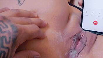 Infiel cogiendo mientras habla esposo telefono