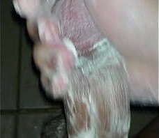 用洗面乳打手槍 手速快大量射精