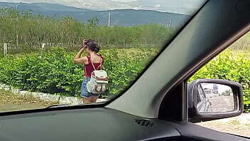 SALGO ALMORZAR DEL TRABAJO Y ENCUENTRO CAMNIANDO POR LA VIA A UNA PETITE SEXY QUE ACEPTA TENER SEXO RAPIDO E INCOMODO A CAMBIO DEL PASAJE DE BUS