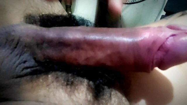 Chico masturba frente esposa mientras ella trabaja.