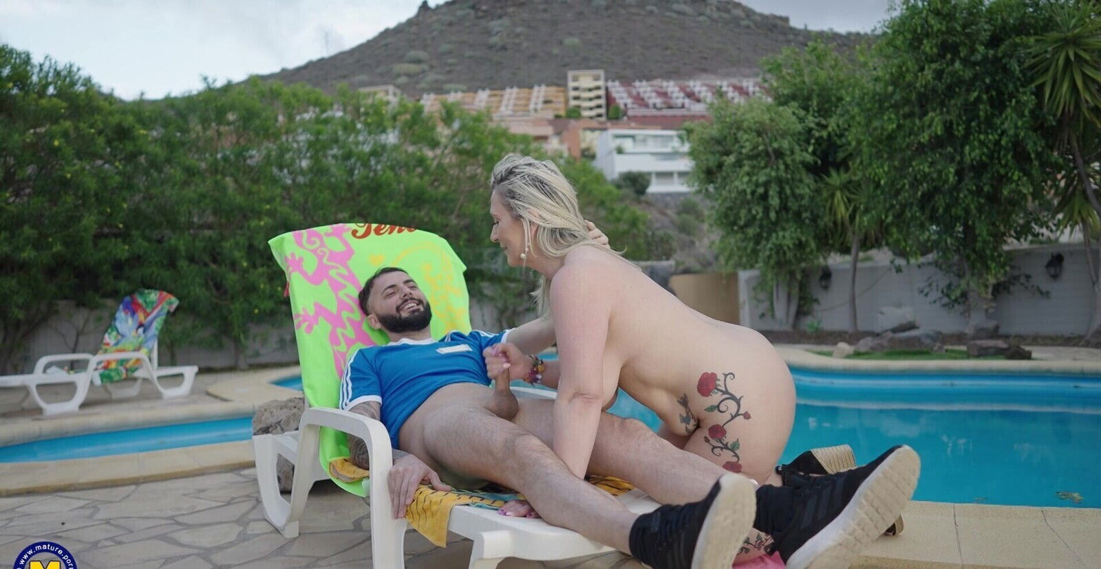 Busty auntie sucks dick naked while craving pool