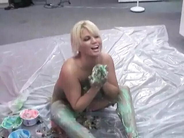 Nude broad lathers with deserts floor