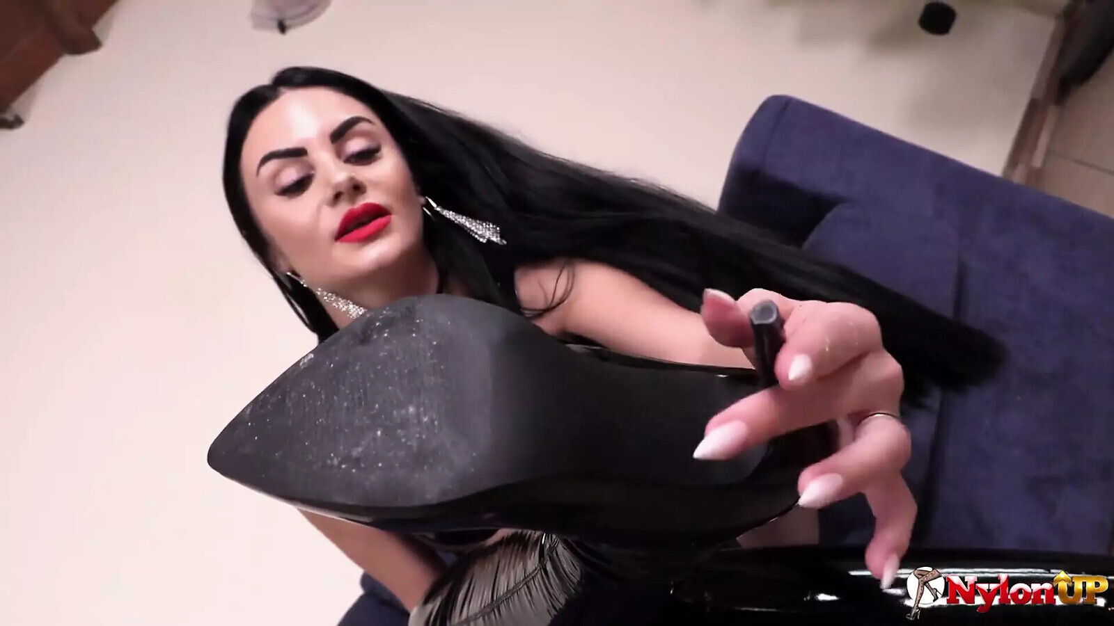 Stunning Goddess Ambra Teaches Ritual Boot Worship