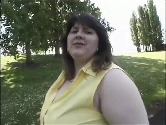 Obese brunette ma'am searches then fingers clit couch