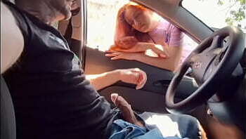 Tirei fora masturbei olhando para ruivinha estava ponto onibus!