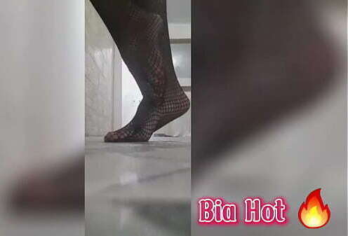 mostrando pezinhos fazendo footjob delicioso