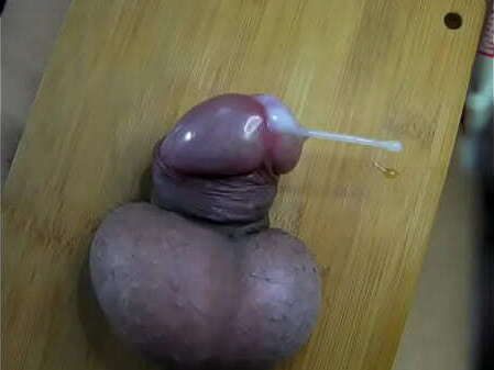 金玉を叩かれて射精するマゾ男