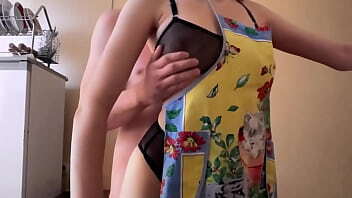 While my stepsister is cooking, I fuck her and cum in her mouth